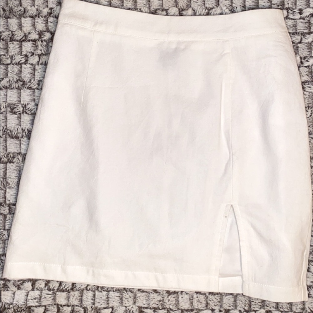 SOLD⚠️Princess Polly White Slit Mini